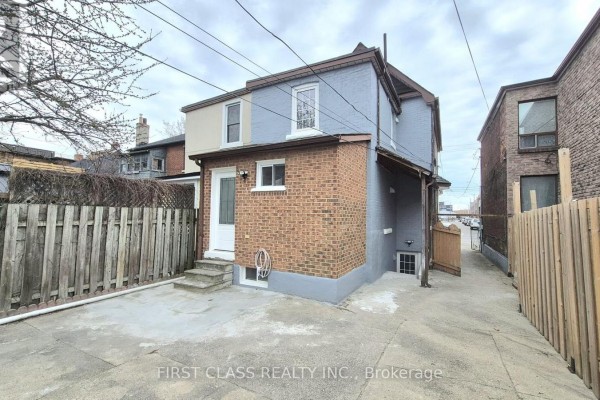 Kitchen - 356 Wallace Avenue, Toronto, ON M6P3P2 Photo 5