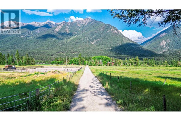 3560 Island Pond Road, Skookumchuck, BC, photo 2