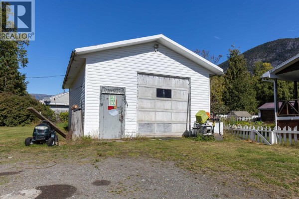3566 Newell Avenue, Terrace, BC, photo 3