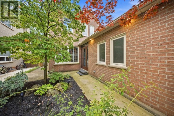 Family room - 358 Erin Street, Oakville, ON L6H4P9 Photo 5