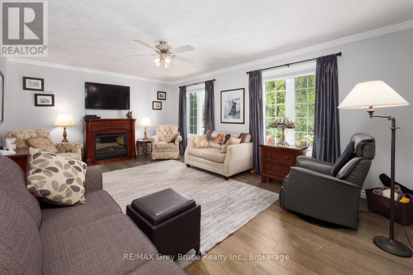Living room - 358 Huron Road, South Bruce Peninsula, ON N0H2T0 Photo 5