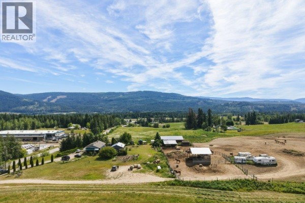 Family room - 3580 20 Avenue Se, Salmon Arm, BC V1E1X9 Photo 3