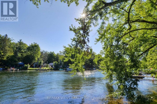 Waterfront view with dock and boats - 3587 Lauderdale Point Crescent Severn