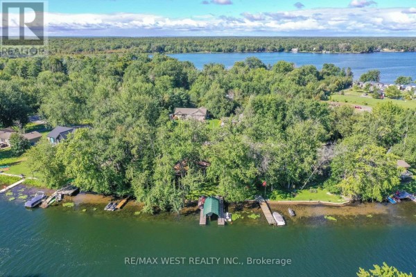 Waterfront property with dock, boathouse & boats - 3587 Lauderdale Point Crescent Severn