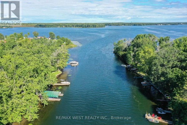 Lakefront property with docks and boats - 3587 Lauderdale Point Crescent Severn