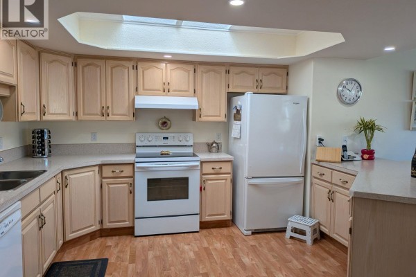 Living room - 3595 Skaha Lake Road Unit# 311, Penticton, BC V2A7K2 Photo 5