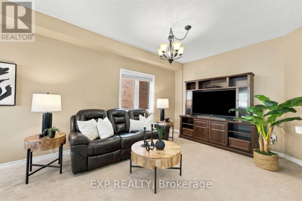 Family room - 36 Saltzburg Crescent, Georgina, ON L4P4H3 Photo 4