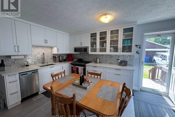 Sunroom - 36 Stewart Avenue, Kapuskasing, ON P5N1S2 Photo 5