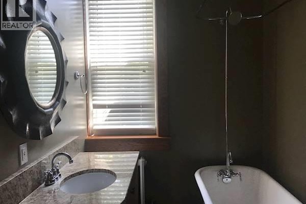 5pc Bathroom - 36 Wellington Street N, Kitchener, ON N2H5J4 Photo 3
