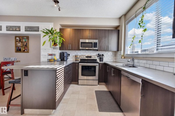 360 Charlesworth Dr Sw, Edmonton
