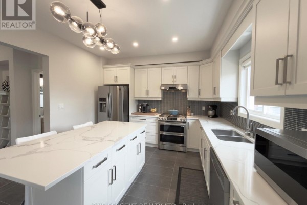 Living room - 3606 Carolinia Court, Fort Erie, ON L0S1N0 Photo 4
