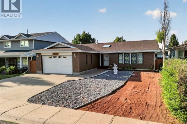 Living room - 3606 Spruce Drive S, Lethbridge, AB T1K4P6 Photo 2