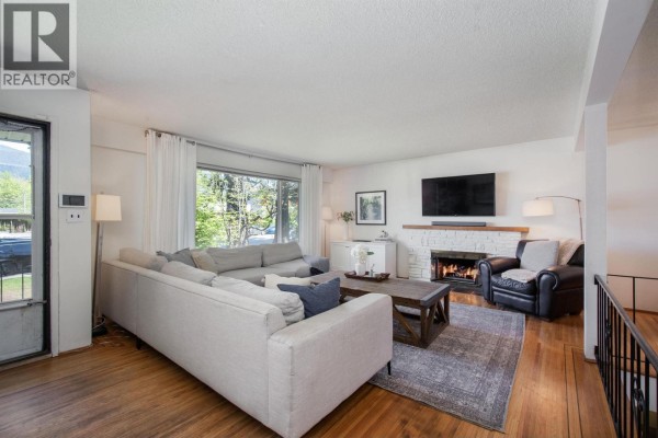 361 W 19th Street, North Vancouver, BC V7M1X7 Photo 2