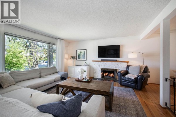 361 W 19th Street, North Vancouver, BC V7M1X7 Photo 3