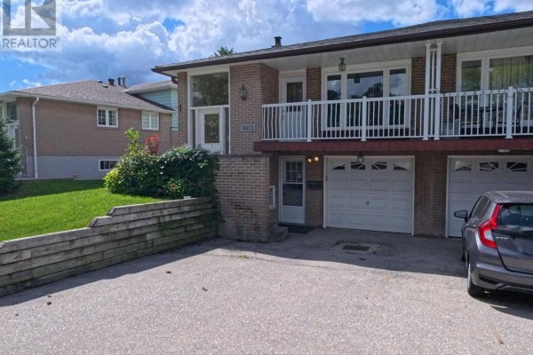Living room - 3612 Birchmeadow Crescent, Mississauga, ON L4Y3R7 Photo 2