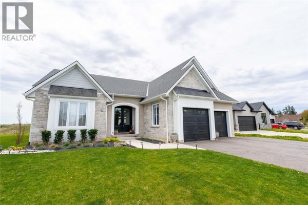 3613 Queen Street, Plympton Wyoming, ON, photo 2