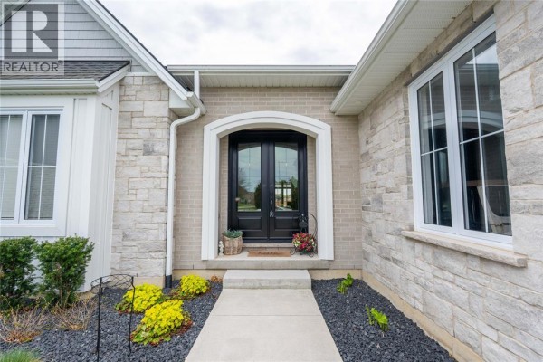 3613 Queen Street, Plympton Wyoming, ON, photo 3