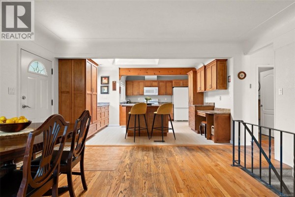 Kitchen - 3615 Doncaster Dr, Saanich, BC V8P3W5 Photo 4