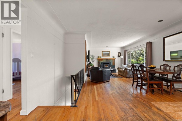 Living room - 3615 Doncaster Dr, Saanich, BC V8P3W5 Photo 5