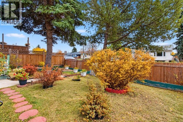 Bedroom - 3620 Dover Ridge Drive Se, Calgary, AB T2B2B4 Photo 2