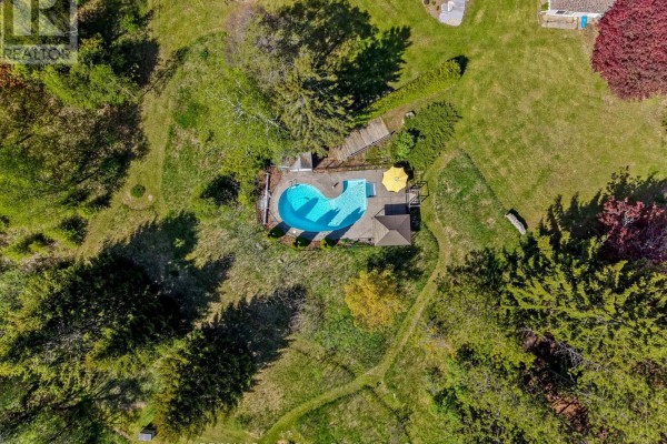 Kidney-shaped pool with umbrella and gazebo - 3625 Alnwick Hill Road Hamilton Township