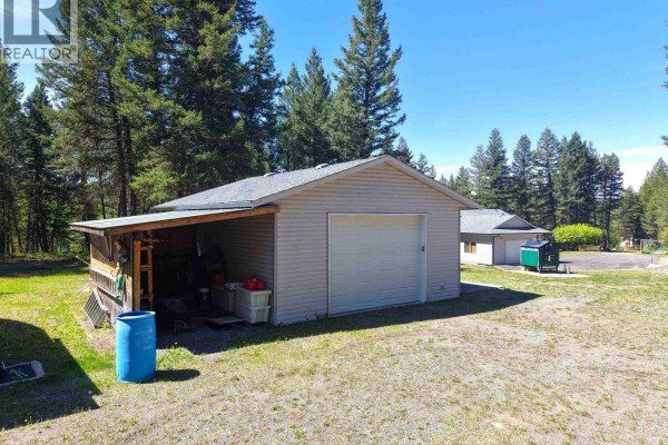 Eating area - 3629 S Cariboo 97 Highway, Lac La Hache, BC V0K1T1 Photo 4