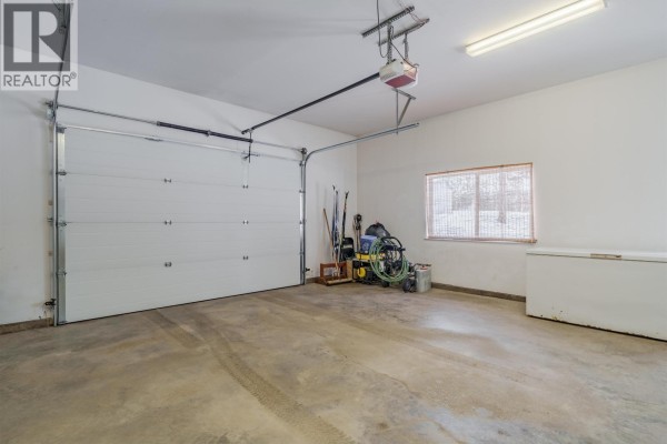 Foyer - 3629 S Cariboo 97 Highway, Lac La Hache, BC V0K1T1 Photo 5
