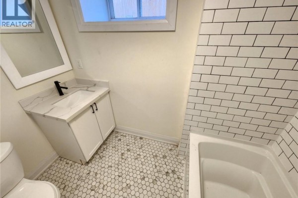 363 Adelaide Avenue W Unit# 2, Oshawa, ON L1J2R7 Photo 5