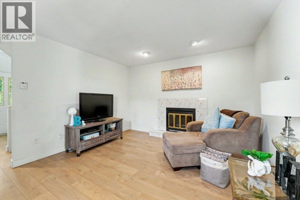 3630 Cambridge Street, Vancouver, BC V5K1M6 Photo 4