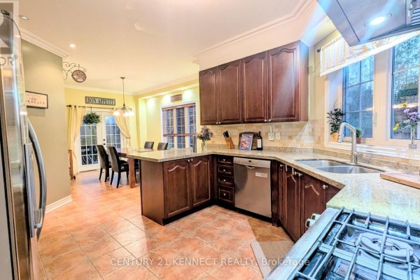 Kitchen - 365 Old Colony Road, Richmond Hill, ON L4E5B2 Photo 4
