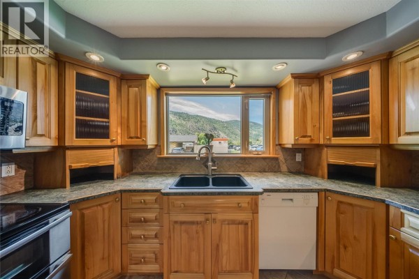 Full bathroom - 3651 Carnation Drive, Trail, BC V1R2W5 Photo 4