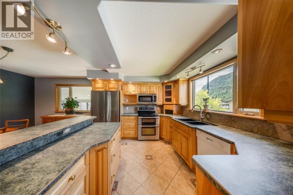 Living room - 3651 Carnation Drive, Trail, BC V1R2W5 Photo 5