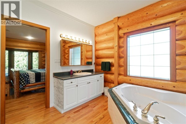 Full bathroom - 3660 Braelyn Road, Tappen, BC V0E2X0 Photo 5