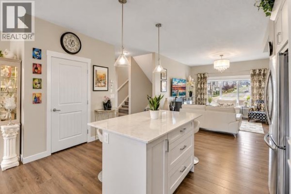 Living room - 367 Nolancrest Heights Nw, Calgary, AB T3R0Z9 Photo 5