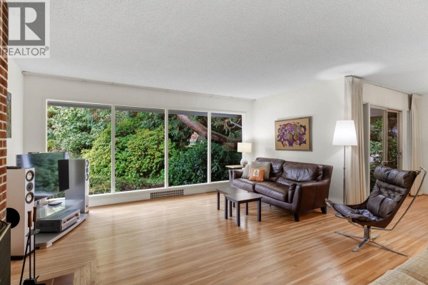 3692 Sunnycrest Drive, North Vancouver, BC V7R3C6 Photo 2