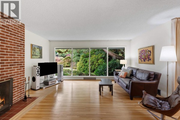 3692 Sunnycrest Drive, North Vancouver, BC V7R3C6 Photo 3