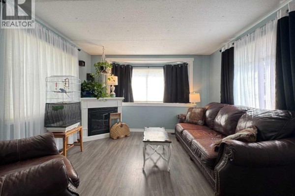 Living room - 37, 5301 2 Street, Coalhurst, AB T0L0V0 Photo 5