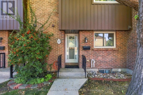 Close-up of townhouse entrance with steps and railing. - 37 - 151 Linwell Road, St  Catharines