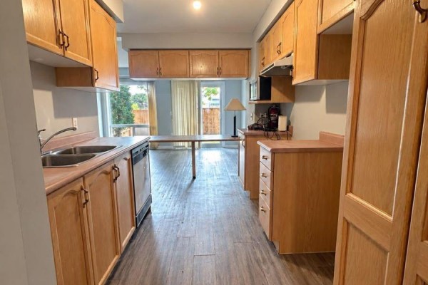 Kitchen - 37 - 2088 Leanne Boulevard, Mississauga, ON L5K2S7 Photo 3