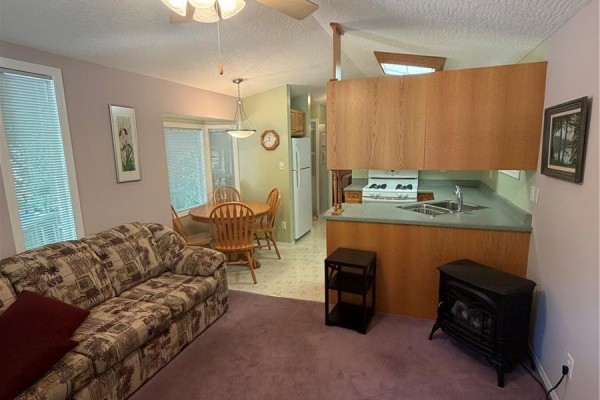 Living room - 37 7411 Blue Jay Trail, Lake Cowichan, BC V0R2G1 Photo 5