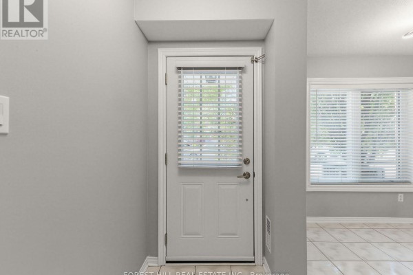 Kitchen - 37 Birdstone Crescent, Toronto, ON M6N5H5 Photo 5
