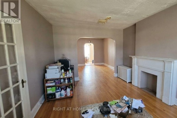 37 Deforest Road E, Toronto, ON M6S1J1 Photo 4