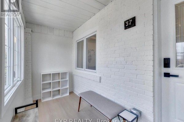 Living room - 37 Gilbert Avenue, Toronto, ON M6E4W2 Photo 3