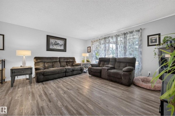 Family room - 37 Graham Rd, Sherwood Park, AB T8A3N7 Photo 4