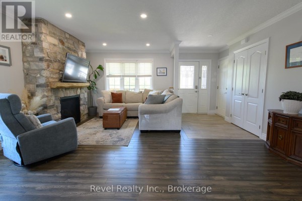 Foyer - 37 Marilyn Avenue N, Wasaga Beach, ON L9Z2Y5 Photo 5
