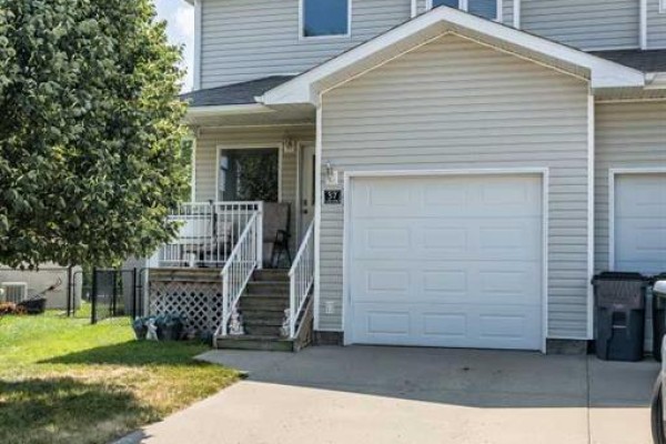 Living room - 37 Northlands Crescent Ne, Medicine Hat, AB T1C2A9 Photo 2