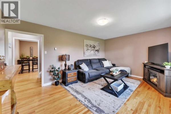 Living room - 37 Poplar Crescent, Springbrook, AB T4S1V3 Photo 3