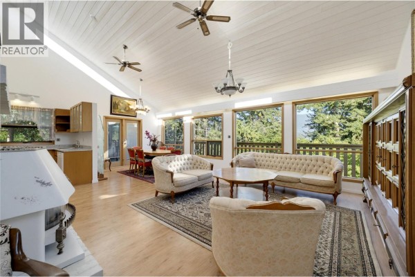 Kitchen - 370 10 Avenue Se, Salmon Arm, BC V1E2C3 Photo 4