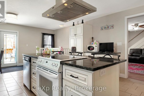 370 6th Avenue, Hanover, ON, photo 2