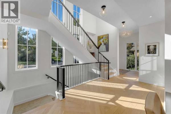 Foyer - 370 Capri Crescent Nw, Calgary, AB T2L1B2 Photo 3